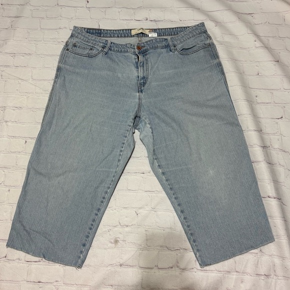 Levi's Denim - Levi’s 515 Capri Light Blue lightly distressed Denim jeans Women’s Plus size 40